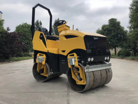 座駕式雙鋼輪振動壓路機LTC2020